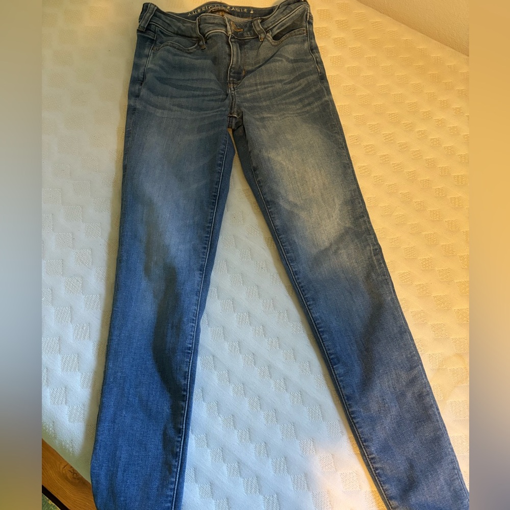 American Eagle Outfitters Women's Next Level Stretch Jeans in Faded Blue. Size 0